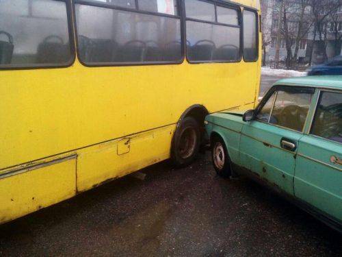 Ранкова ДТП у Черкасах: маршрутка зіткнулася з ВАЗом