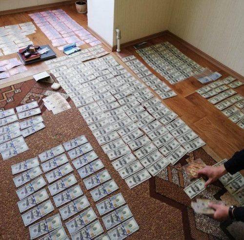 У Черкасах СБУ викрила на хабарі у 5000 доларів слідчого Національної поліції