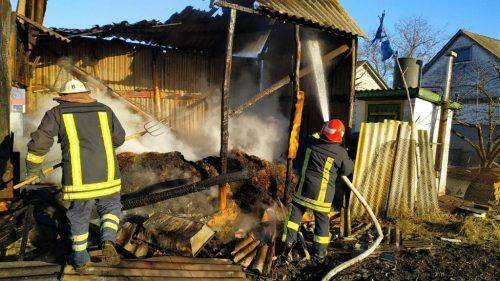 Через пожежі сміття горіли дві надвірні споруди на Черкащині (відео)