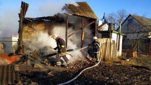 Через пожежі сміття горіли дві надвірні споруди на Черкащині (відео)