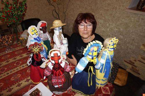 Черкащанка власноруч виготовляє ляльки-обереги (фото)