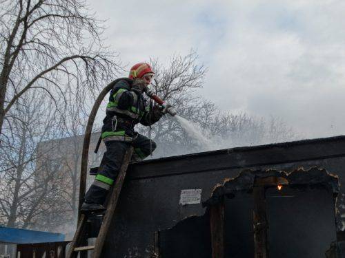 На Черкащині загорівся дерев'яний вагончик (фото, відео)