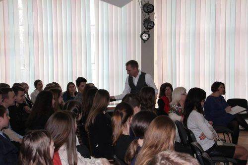 Відомий український мовознавець провів лекцію для черкаських гімназистів
