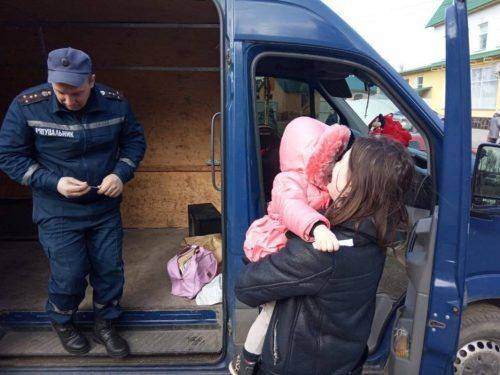Маленьку дитину рятували із зачиненого автомобіля на Черкащині