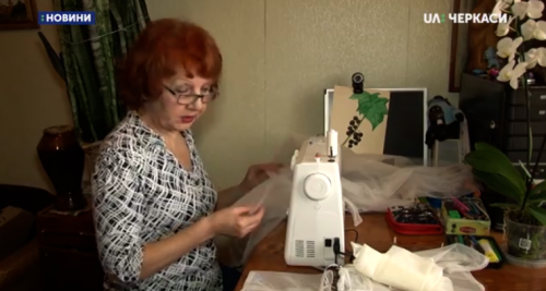 У Черкасах бабуся та онука виготовляють фатинові торбинки (відео)