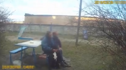 Хотів нацькувати собаку і вдарити патрульного: у Черкасах на дитячому майданчику затримали п'яних чоловіків (відео)