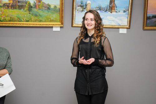 Черкаська студентка презентувала свою виставку картин (фото)