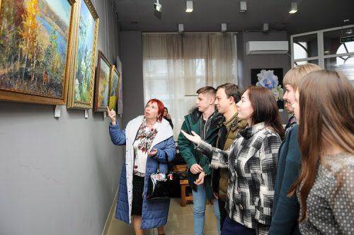 Черкаська студентка презентувала свою виставку картин (фото)