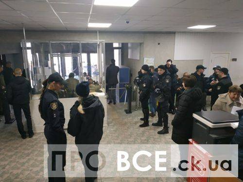 Будівлю черкаського суду оточили близько 200 поліцейських 