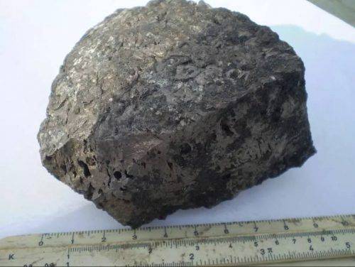 Не іржавіє і гарно магнітиться: Двоє черкащан продають метеорит