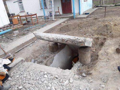 На Черкащині на чоловіка впала бетонна плита (фото)