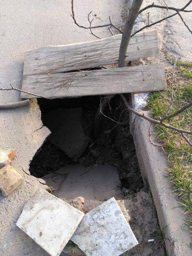 В яму на Черкащині провалився автомобіль (фото)