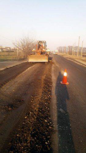 На Черкащині ремонтують дорогу біля Геронимівки навіть на вихідних (фото)