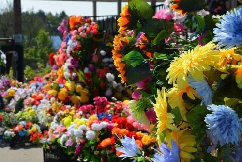 На Черкащині хочуть заборонити продаж штучних квітів