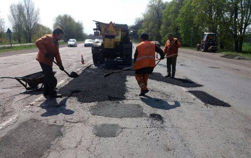 На Черкащині продовжують ямковий ремонт автодоріг