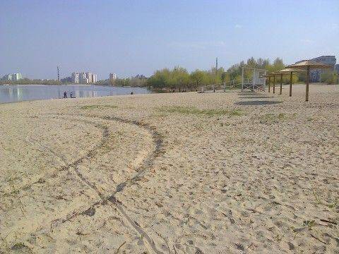 Черкасці просять почистити пісок на пляжах