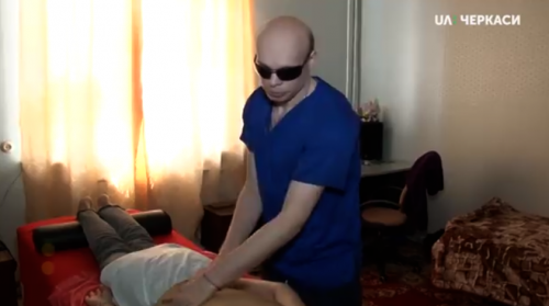 Незрячий черкащанин уже десять років працює масажистом (відео)