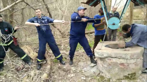 Набирав воду та впав до криниці: на Черкащині рятували чоловіка (фото, відео)