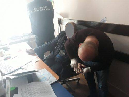 На Черкащині затримали головного архітектора за підозрою у вимаганні майже 2 тис. грн