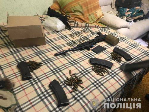 У Черкасах чоловік удома зберігав автомат Калашникова (фото, відео)