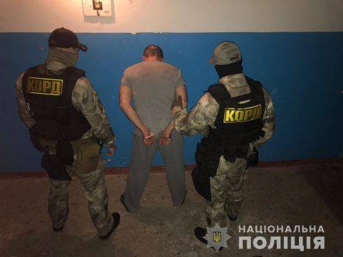 У Черкасах чоловік удома зберігав автомат Калашникова (фото, відео)