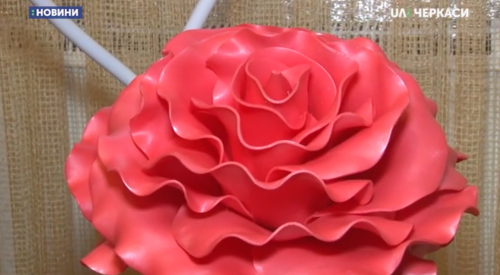 Декоративні троянди, люстри та світильники з ізолону створює черкащанка (відео)