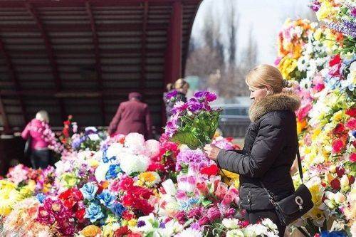 Щороку з кладовищ Черкащини вивозять кілька вантажівок штучних квітів