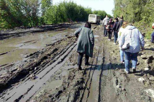Через відсутність дороги на Черкащині не можуть їздити автобуси (фото)