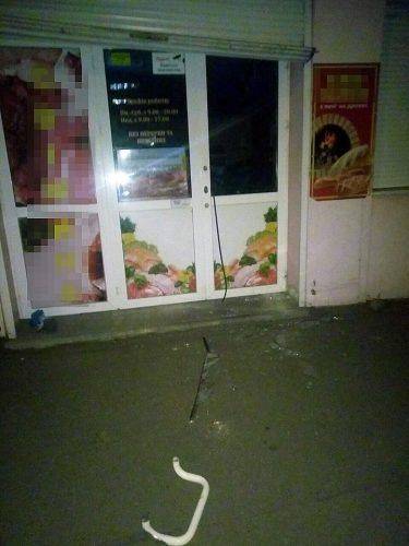 Черкасець пошкодив двері та викрав з продуктового магазину близько 25 тис. грн (фото) 
