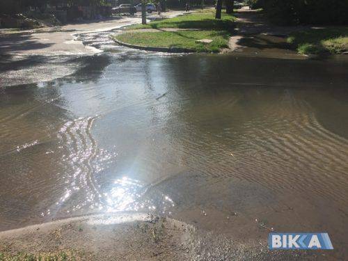 На одній з черкаських вулиць утворилася річка з каналізаційних нечистот (фото, відео)