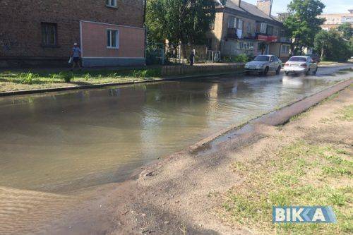 На одній з черкаських вулиць утворилася річка з каналізаційних нечистот (фото, відео)