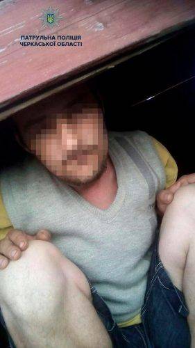 Ховався у старому вагоні: на Черкащині спіймали чоловіка в розшуку (фото)