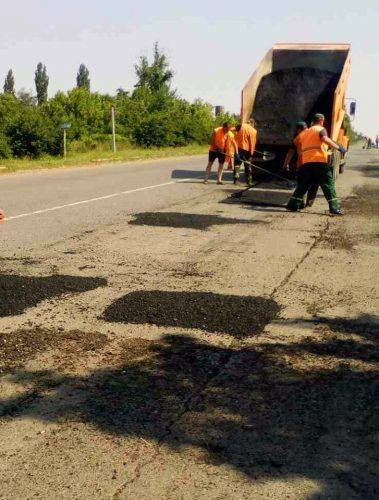 На Черкащині продовжують ямковий ремонт автодоріг (фото)