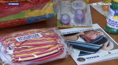 Півсотні родин у Черкасах отримали перші подарункові бейбі-бокси (відео)
