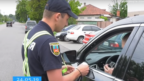 На одній з черкаських вулиць радарами ловлять водіїв-порушників (відео)