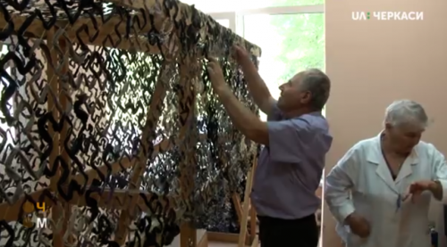 Для створення маскувальних сіток черкаським волонтерам не вистачає тканини (відео)