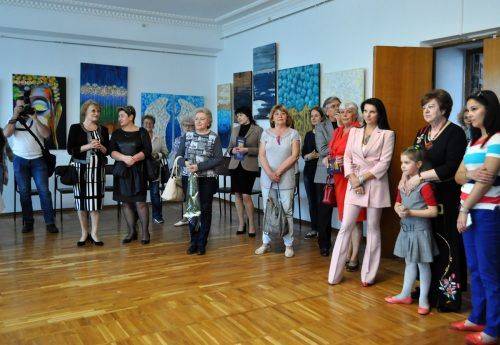 Образи планет, різних стихій чи першоелементів: у черкаському музеї презентували виставку картин (фото)