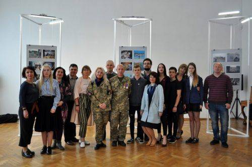 Військові реалії у фото: у Черкасах презентували фронтвиставку "Погляд на війну та мир»