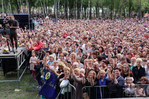 Тисячі людей прийшли послухати пісні на безкоштовному концерті Винника в рідному селі (фото, відео)