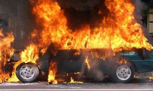 Невідомі підпалили у Черкасах автомобіль (відео)