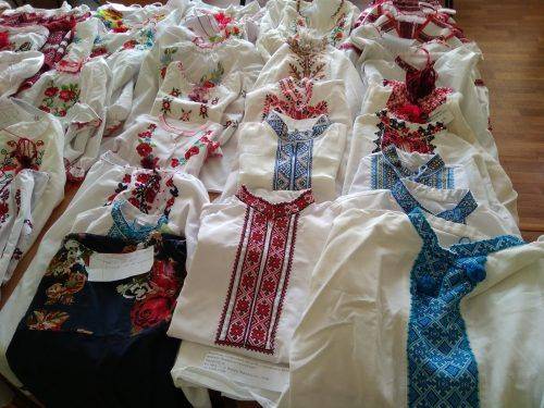 Школярі Черкащини передали вишиванки дітям на Схід 