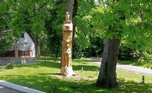 На Черкащині з пошкодженого 150-річного дуба створили скульптуру (фото, відео)