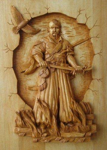 Різбяр з Черкас оживляє у витворах з дерева історію й культуру України (фото)