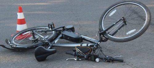 "Їхав поруч та впав", - у Черкасах водій маршрутки заперечує, що збив велосипедиста (фото)
