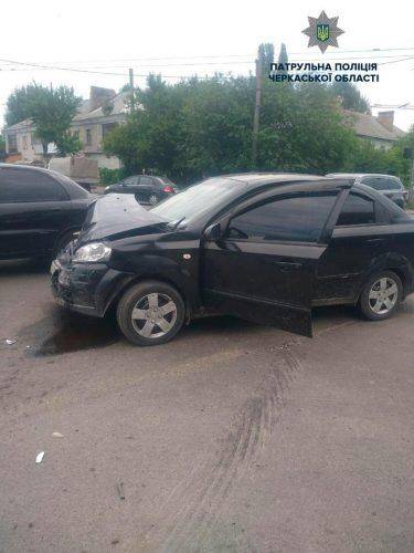 У Черкасах перевернувся автомобіль під час аварії (фото)