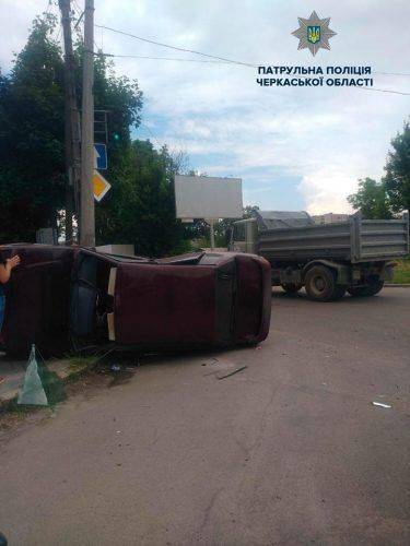 У Черкасах перевернувся автомобіль під час аварії (фото)