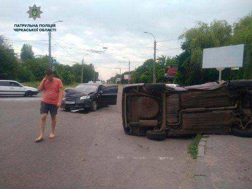 У Черкасах перевернувся автомобіль під час аварії (фото)