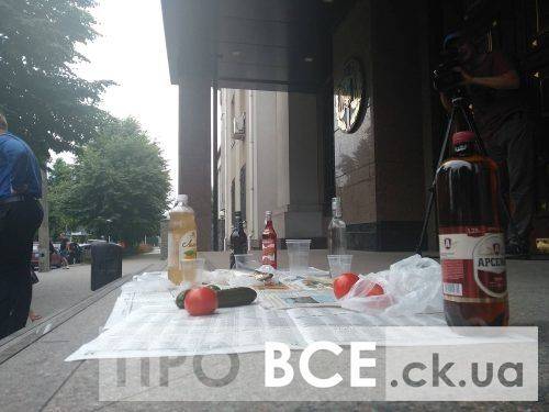 У Черкасах на східцях прокуратури організували "п'янку" (фото, відео)