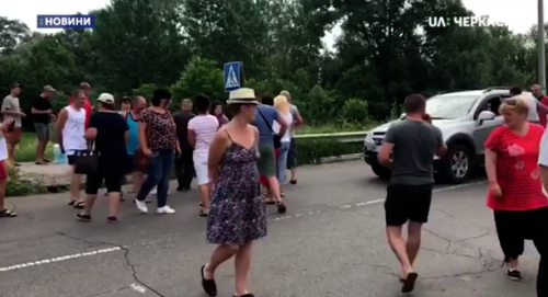 Через погану дорогу на Черкащині знову перекривали в'їзд до села (відео)