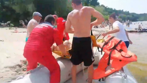 Був без свідомості близько двох хвилин: у Черкасах рятували чоловіка, який ледь не потонув (відео)